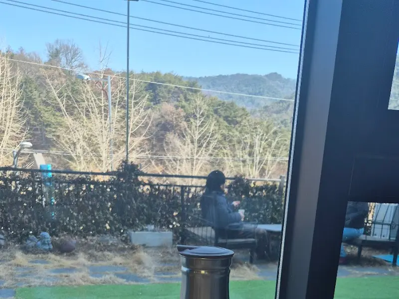 창밖으로 보이는 푸른 산 풍경