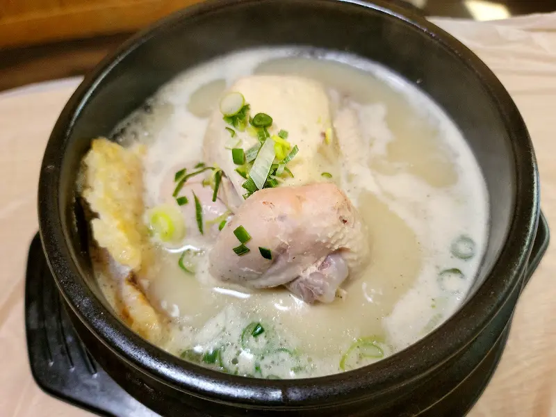 뽀얀 국물의 삼계탕