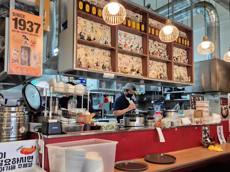 오픈 키친과 장식장