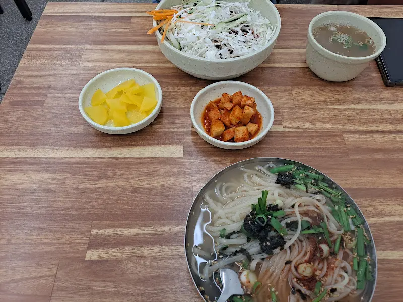 칼국수와 비빔칼국수, 깍두기