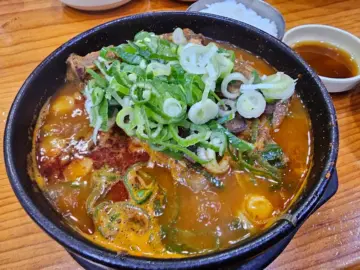 천안 시민들이 인정한 얼큰한 뼈해장국 맛집, 시골집얼큰한뼈해장국에서 레전드 맛을 경험하다
