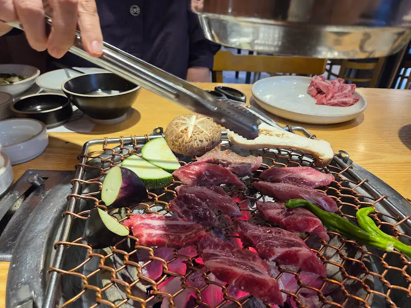 숯불 위에 한우 굽기