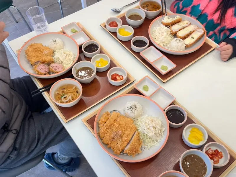 정갈하게 차려진 돈까스 한 상 차림