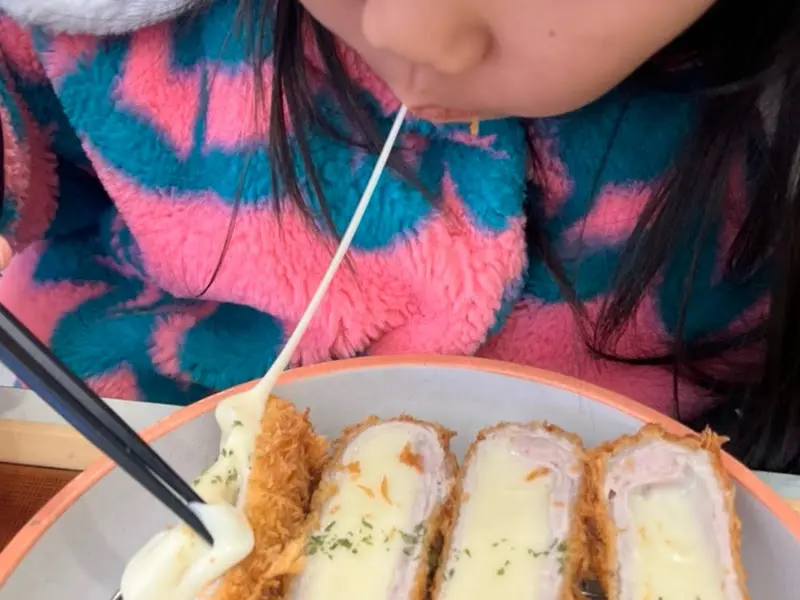 치즈가 쭉 늘어나는 환상적인 치즈카츠의 모습