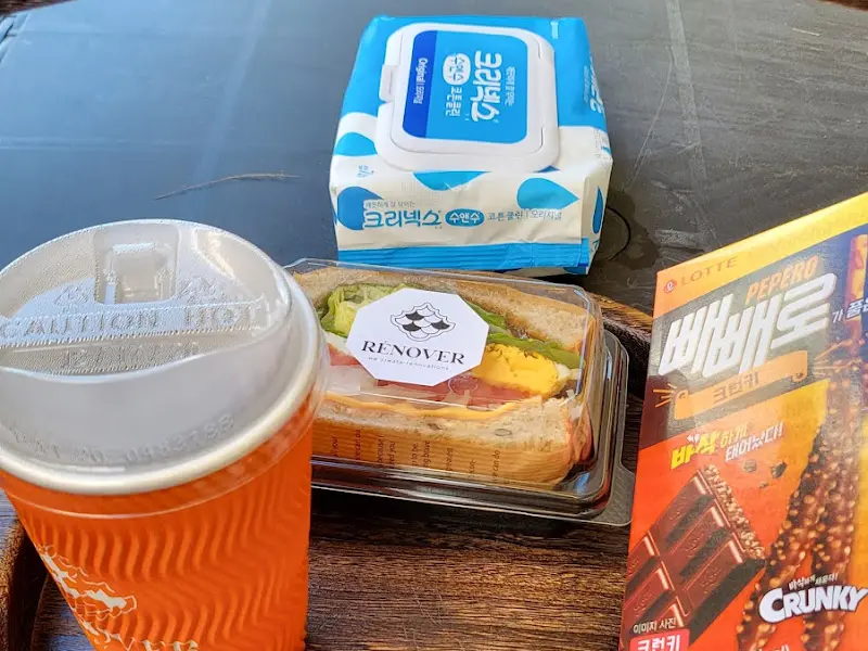 햄, 치즈, 에그 샌드위치와 커피