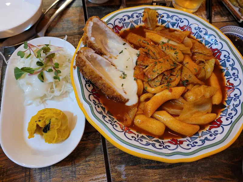 안심 돈까스와 국물 떡볶이