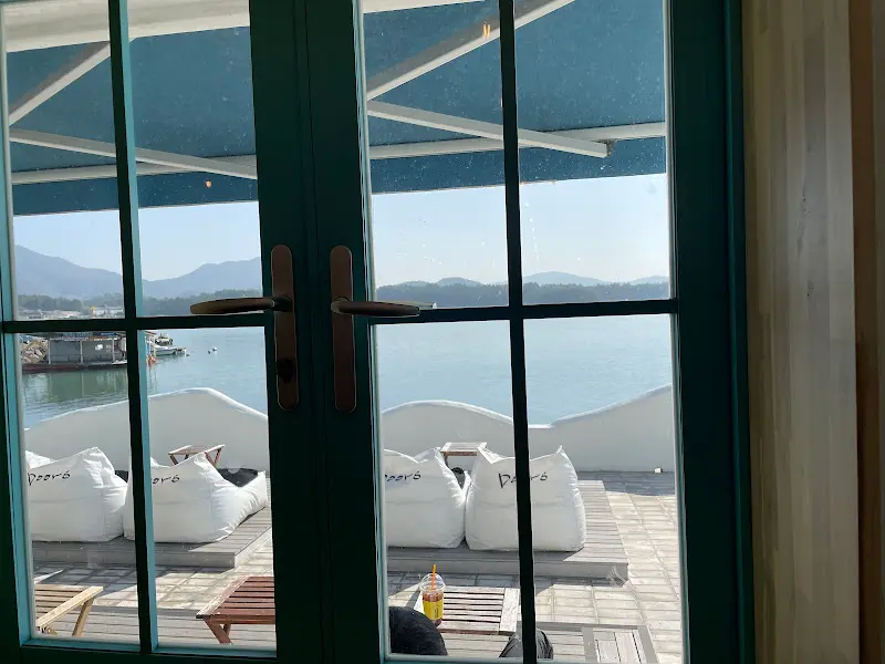 빈백에 앉아 바다를 바라보는 사람들