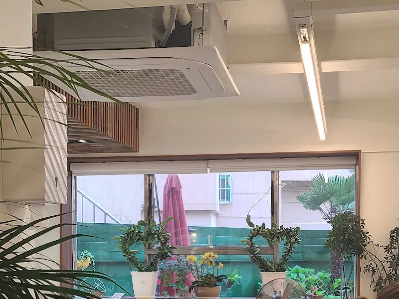 창밖의 푸른 식물이 보이는 솜씨반상 내부