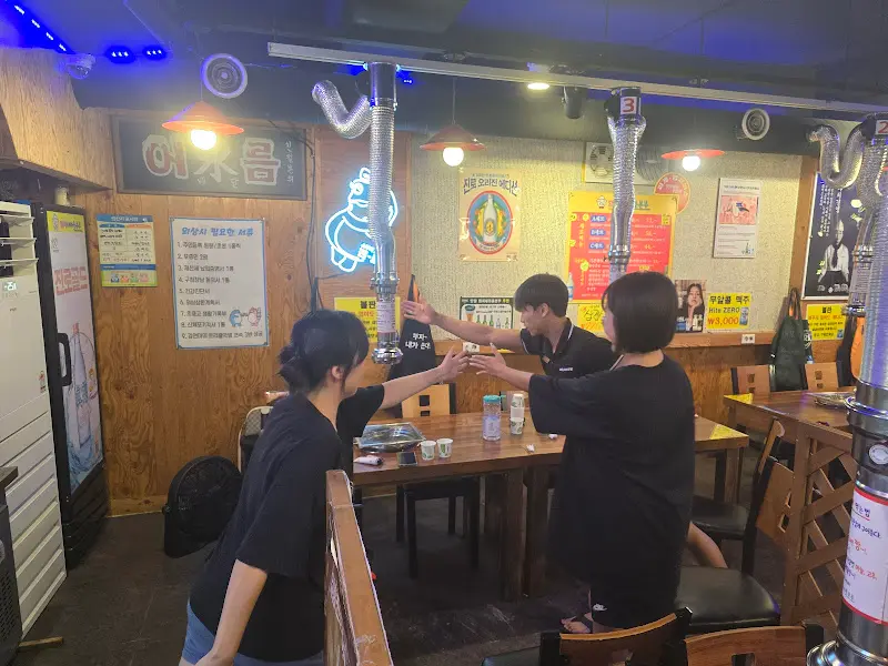 돼지새마을본부 영통점 내부