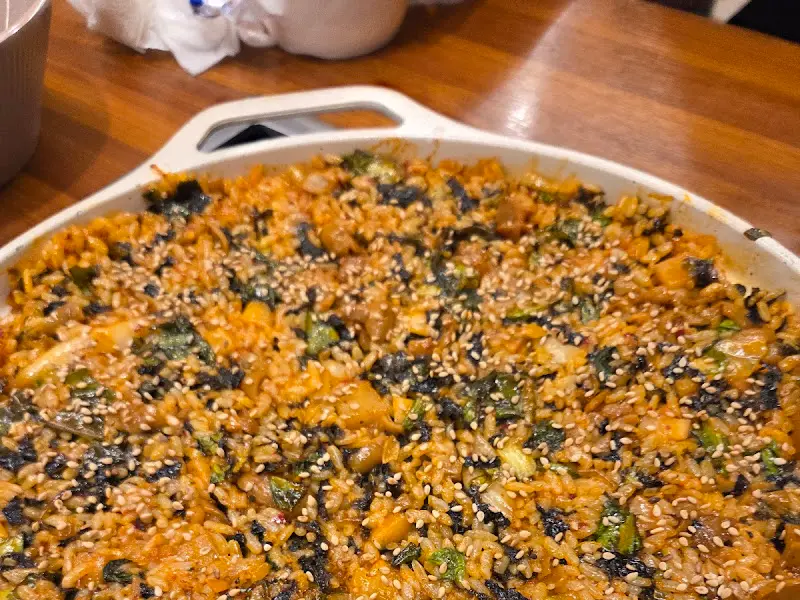 김가루와 야채가 듬뿍 뿌려진 볶음밥