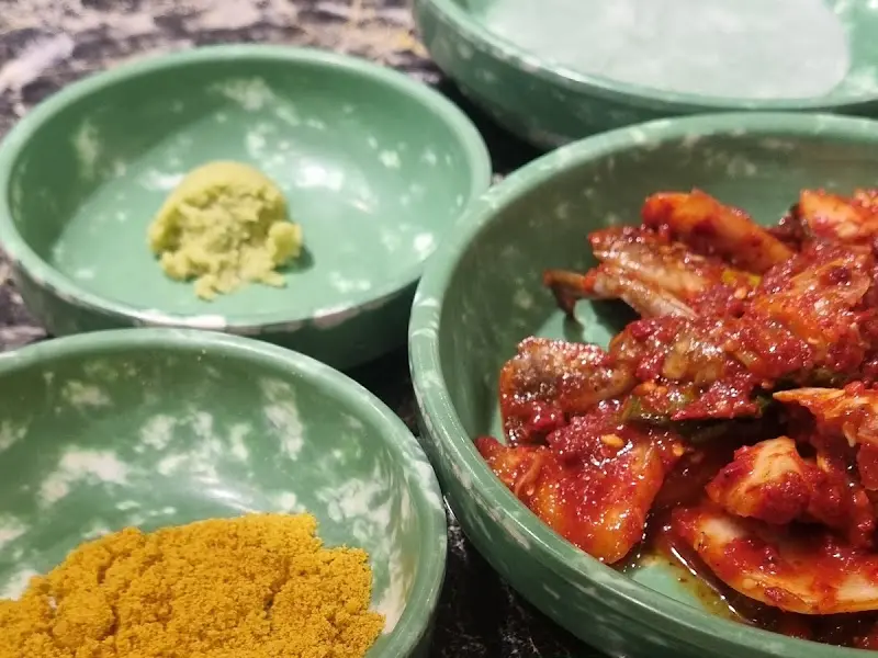 다양한 소스와 밑반찬