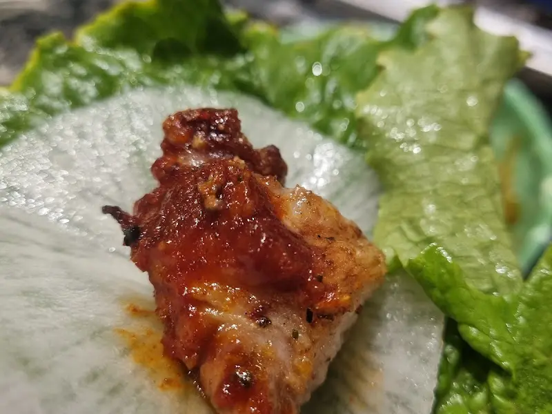 맛있게 구워진 흑돼지 한 점