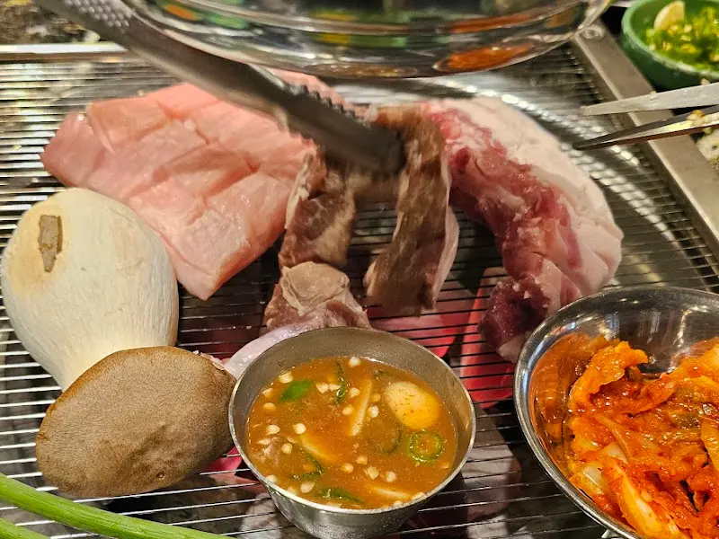 흑돼지 오겹살을 굽는 모습