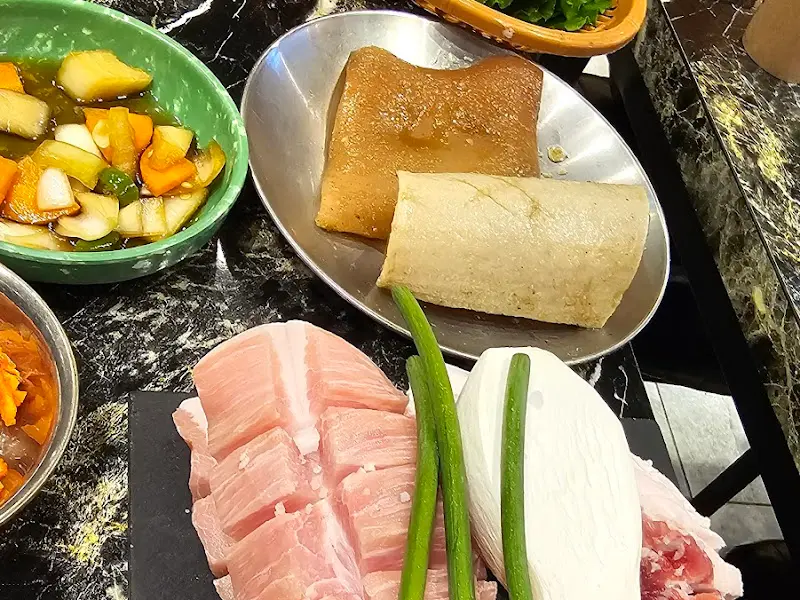 흑돼지 오겹살과 밑반찬