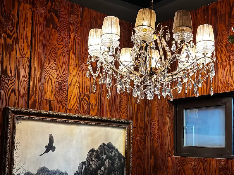 앤티크한 샹들리에와 그림 액자가 돋보이는 인테리어