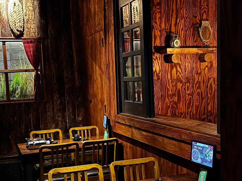 나무로 마감된 벽과 창문이 아늑한 분위기를 연출하는 내부