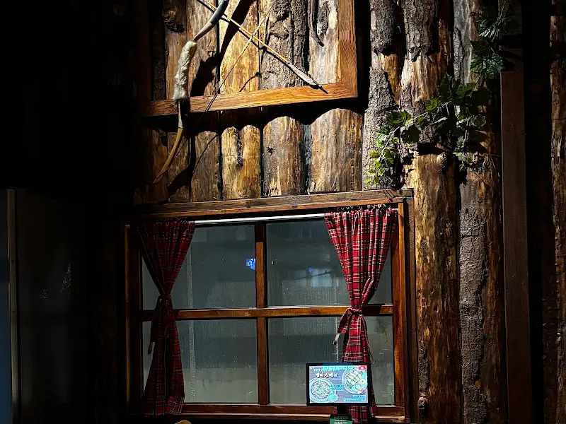 빨간 체크무늬 커튼이 드리워진 창가 좌석