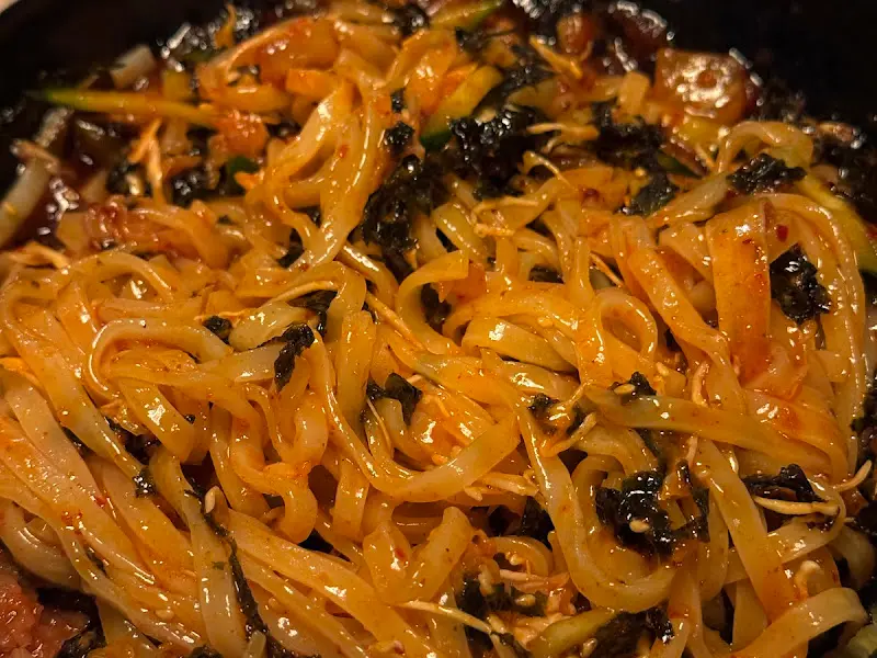 들기름 막국수의 면발을 클로즈업한 사진