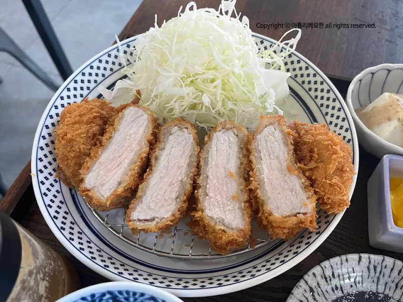 두툼한 돈까스 단면