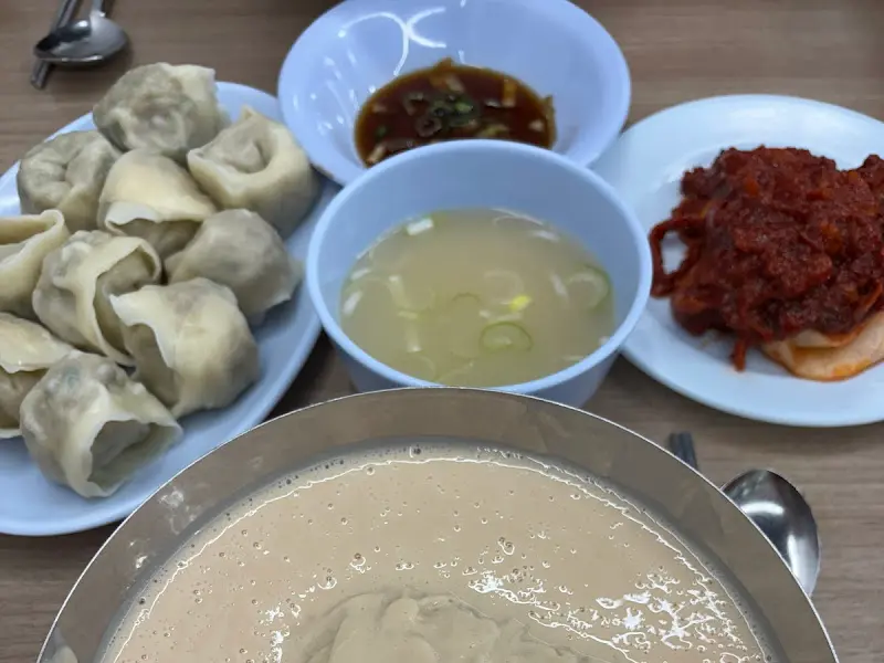 콩국수, 만두, 무장아찌 김치의 조화