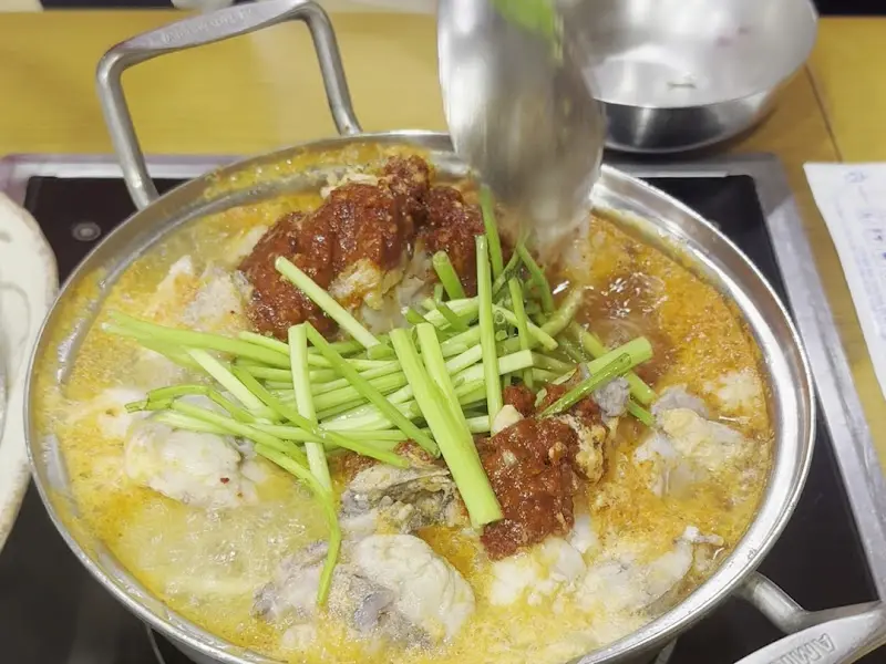 복어 매운탕 시식 장면