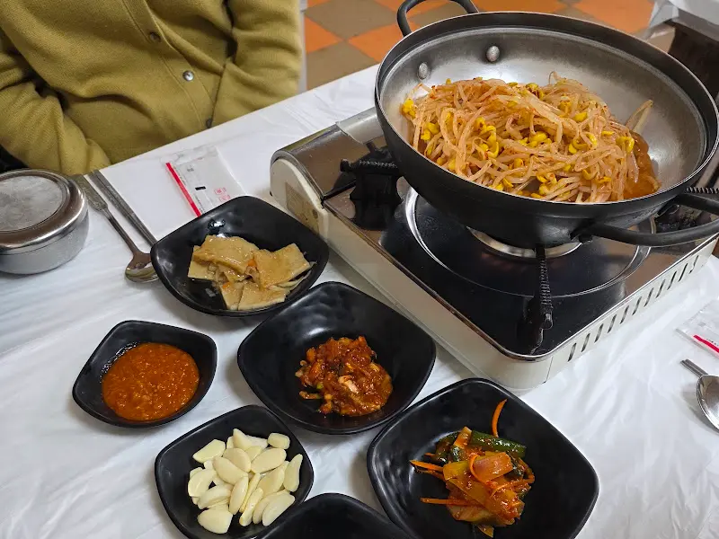 숯불 돼지고기와 각종 반찬들