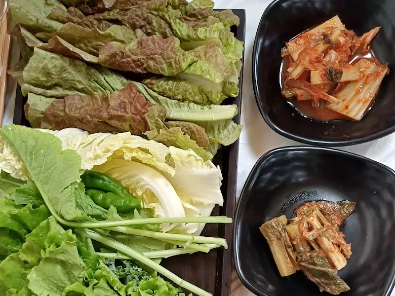 다양한 쌈 채소와 김치