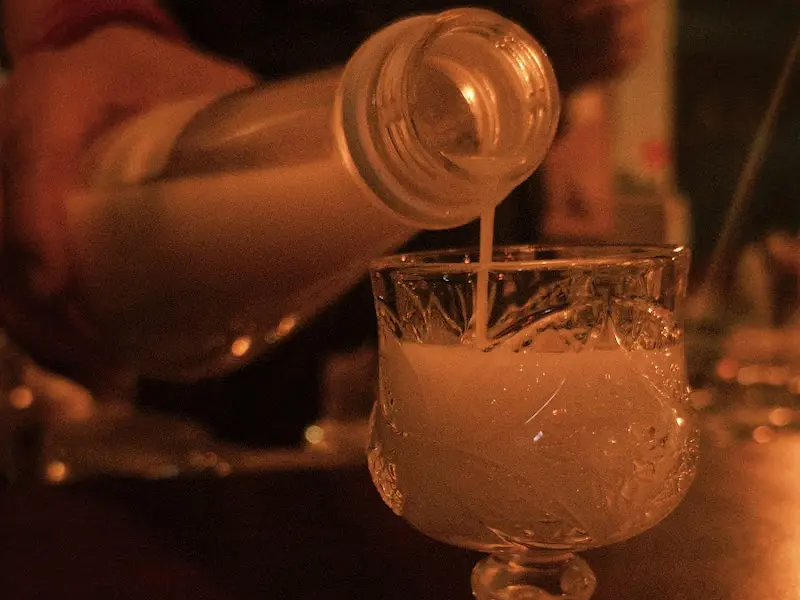막걸리 칵테일이 잔에 따라지는 모습