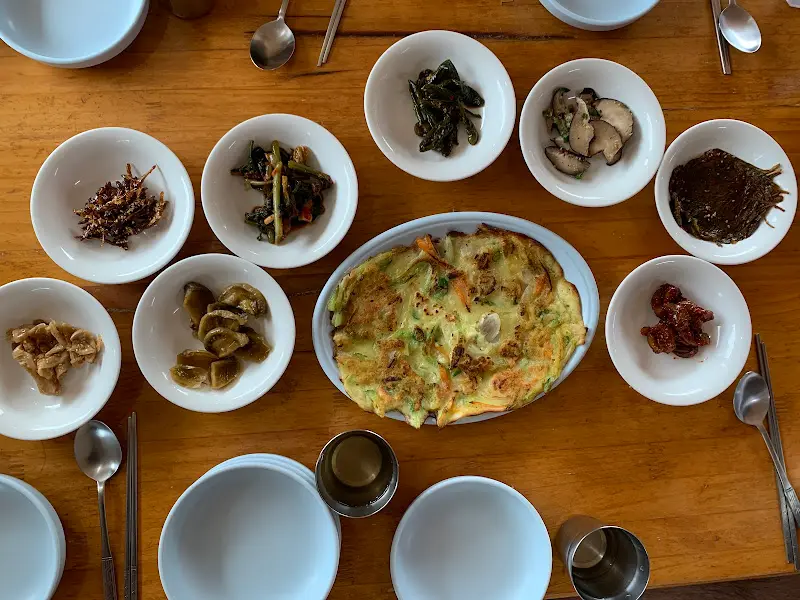 한 상 가득 차려진 음식