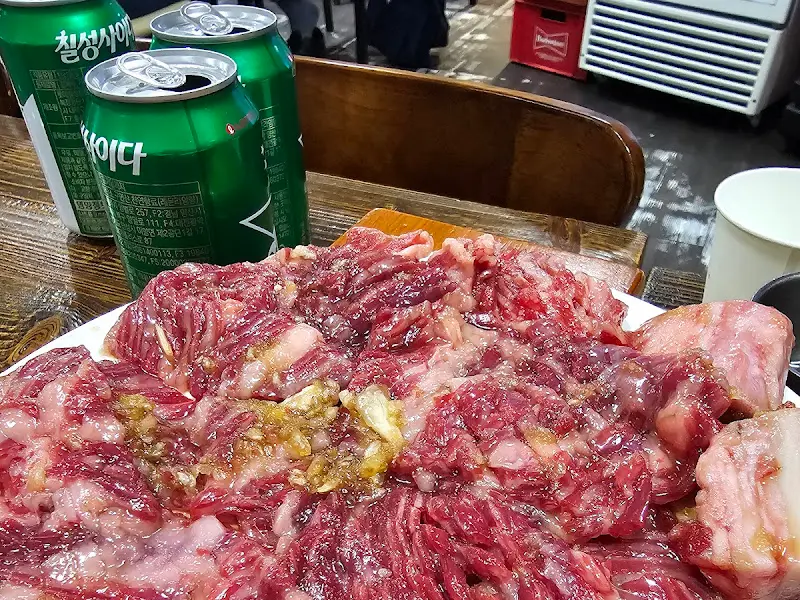 선홍빛 갈비살과 청량한 사이다