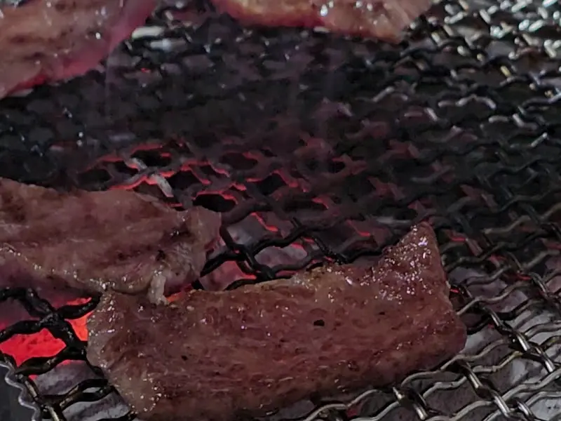 숯불 위에서 익어가는 갈비살