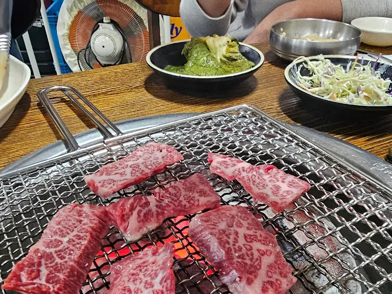 숯불과 함께 차려진 푸짐한 한 상