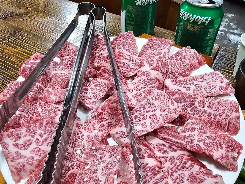 탐스러운 마블링의 갈비살
