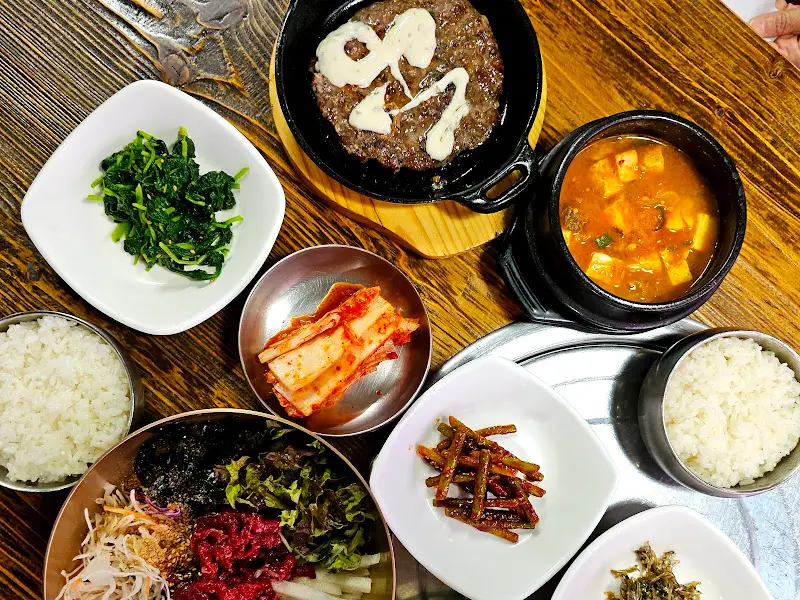 육회비빔밥과 떡갈비 정식 한 상 차림