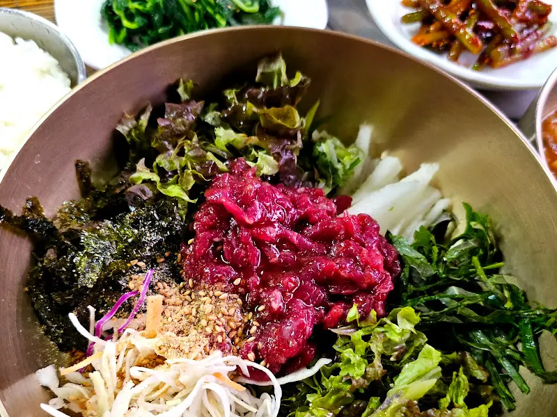 신선한 육회가 듬뿍 올려진 육회비빔밥