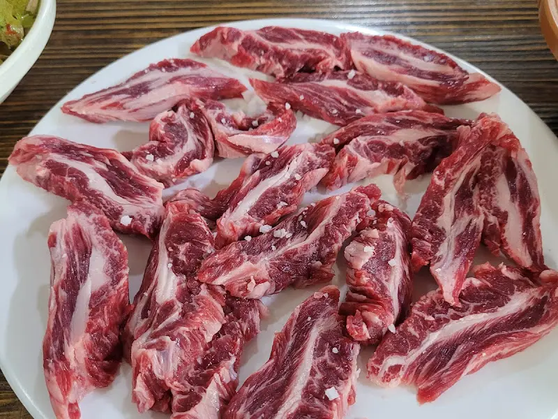 소금으로 간을 한 갈비살