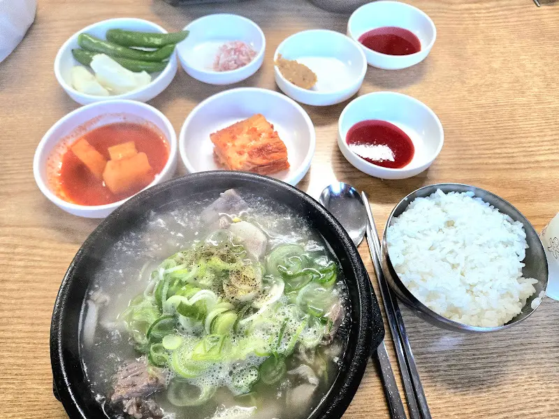 사랑가득 국밥 한 상 차림