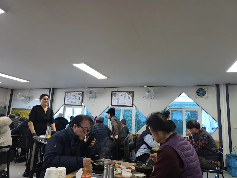 식사하는 손님들