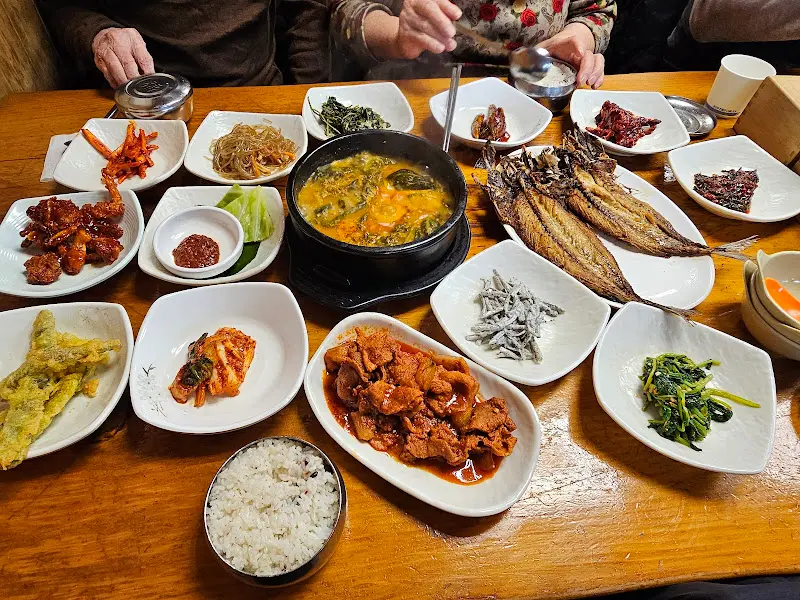 푸짐한 동이정식 한 상 차림