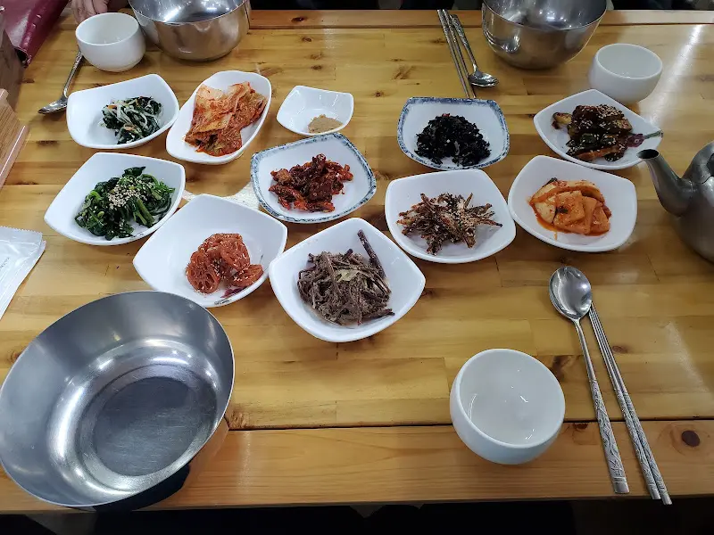 다양한 종류의 반찬들