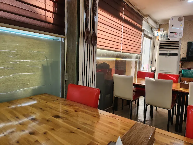 따스한 햇살이 들어오는 가게 내부