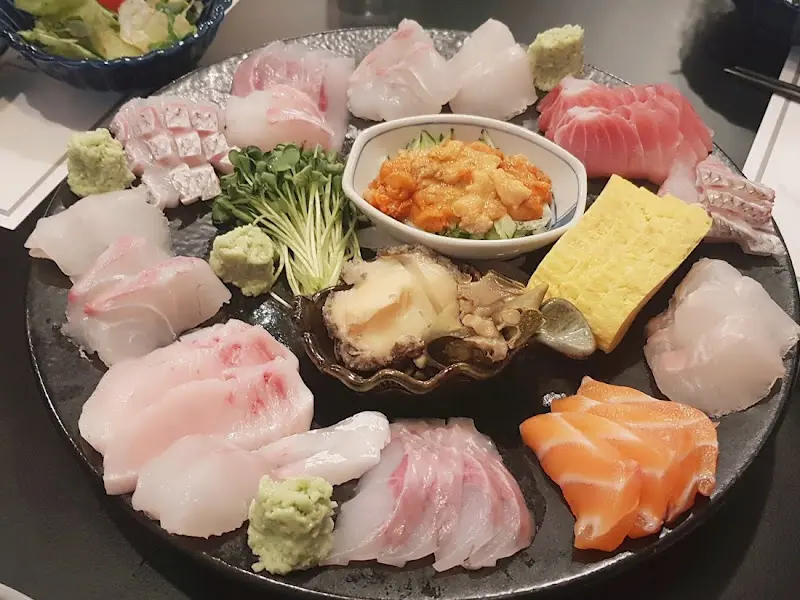 다채로운 사시미 모리아와세 한 상