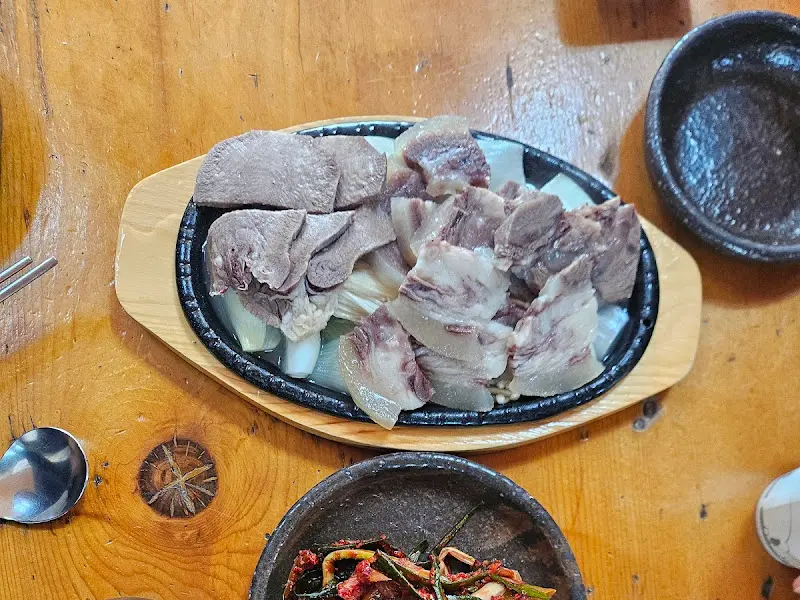 윤기가 흐르는 수육 반 접시