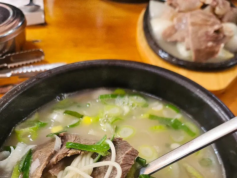 소면과 고기가 듬뿍 들어간 설렁탕