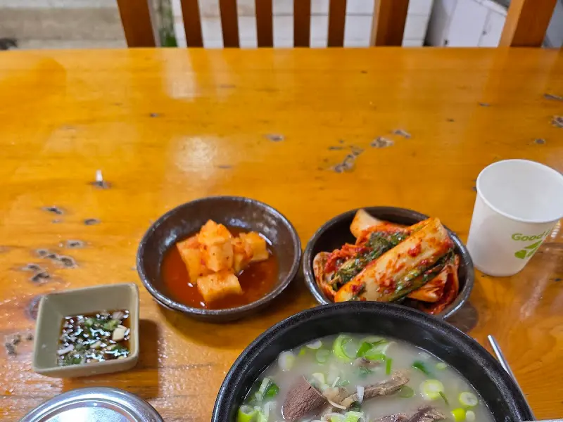 설렁탕과 함께 제공되는 김치, 깍두기