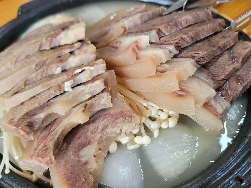 수육과 곁들여 먹는 팽이버섯과 양파