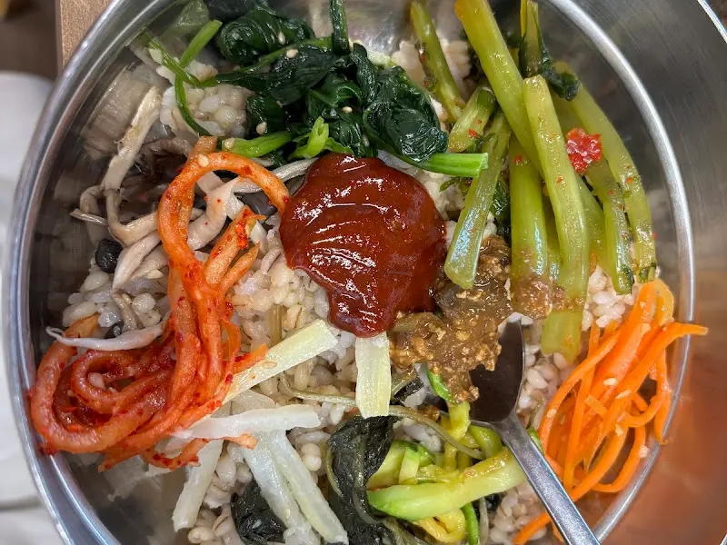 고추장을 넣어 비빈 보리밥