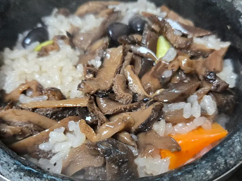 송이돌솥밥 클로즈업