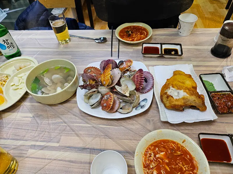 싱싱한 해산물이 가득한 스끼다시