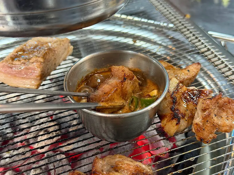 숯불 위에서 익어가는 실크망고목살